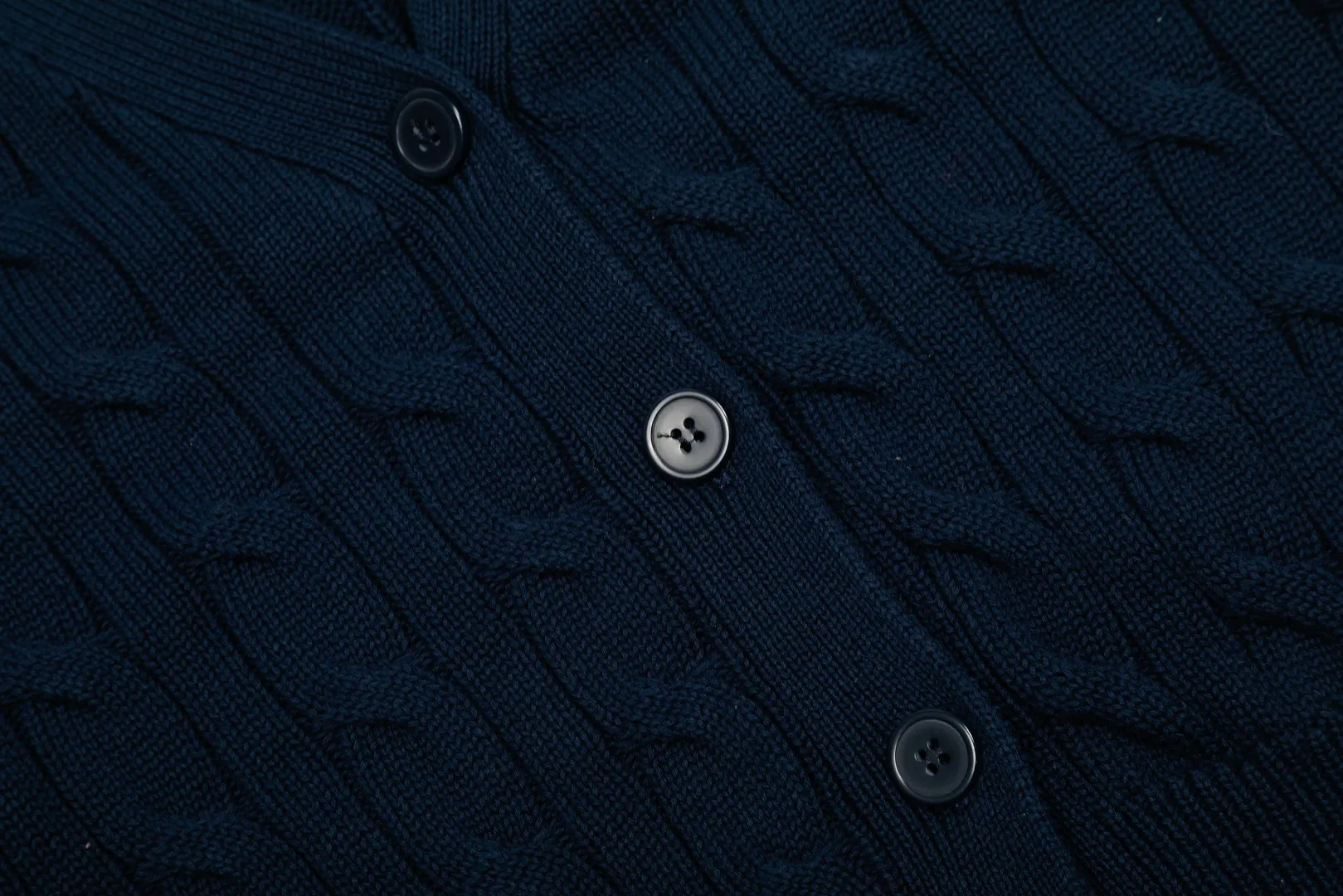 P250 Top quality" Style number: DS113# (not off the shelves all year round) [Ralph Lauren large V-neck solid color pony embroidered logo twist knitted cardigan] ✅Ralph Lauren classic basic versatile goddess style large V-neck knitted cardigan jacket ✅Main supply platform live broadcast Wholesale entities Replenish when out of stock Not off the shelves ✅ZP quality 1:1 version Scan the code to enter the GF website Counter quality ✅Detailed quality is the only one in Guangzhou Imported quality cotton yarn, focusing on high-end, cost-effective, good quality needless to say ✅The version is restored to the original order, the maximum size can be worn up to 160 pounds, loose, comfortable and stress-free ✅The upper body is simple and easy to match, ootd must-have style, good-looking clothes are never picky, a must-have in the goddess' wardrobe. Size: S-XL Color: Black White Gray Light Blue Khaki Pink Yellow Chinese Red Navy Blue White Label Navy Blue Red Label